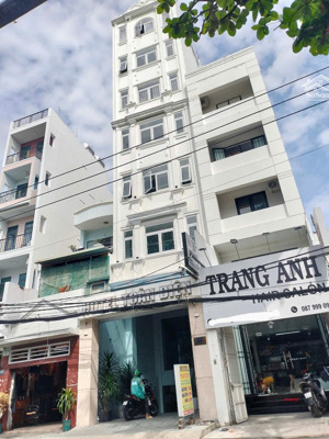 bán tòa nhà chdv cao cấp đường phan xích long; dt 6,8m x 35m có hđt: 185 tr/tháng. giá 42 tỷ