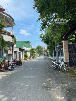 bán lô đất hẻm xe tải tránh nhau ngay lã xuân oai - 4 x 25 = 100m2. 5.5 tỷ