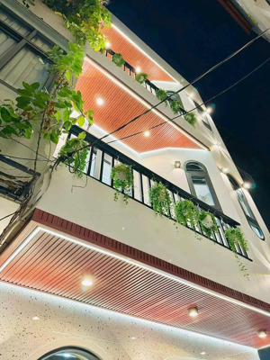 nhà đang cho 20tr/tháng cần bán đường trần nhân tôn p2 quận 10 giá 3tỷ360/58,5m2 (4,5x13m) sổ sẵn.