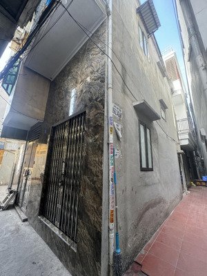 hàng nóng - bán nhà 2,5 tầng 20m nằm ngay vị trí chợ cố đạo , đi 3 bước ra nhà hát lớn dt : 20m t