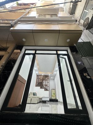 nhà có 3 phòng cho thuê tại ngõ 151 phố nguyễn đức cảnh - dt 15m2 một phòng