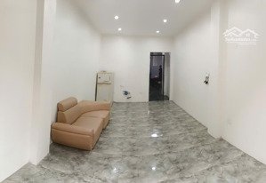 chính chủ cho thuê mặt bằng kinh doanh làm cửa hàng, hoặc văn phòng. giá chỉ 4,8 triệu