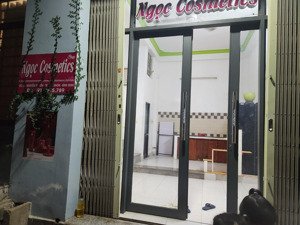 cho thuê nhà nguyên căn (30m2, 3 tầng) 2 phòng ngủ, 2 toilet, tầng 3 để không. giường, tủ, máy lạnh