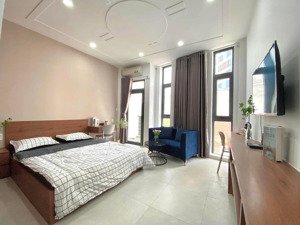 căn hộ studio ban công, cửa sổ - bếp xa giường - full nội thất - ngay cầu lê văn sỹ