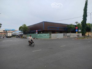 cho thuê căn góc 2 mặt tiền đẹp - ngay trung tâm chợ bà rịa - ngang 6m