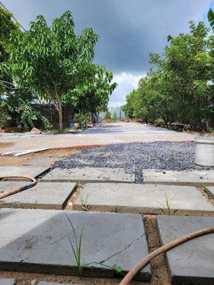 bán đất có nhà vườn 1400m2 đường nhựa căn góc giá 10tr/m2