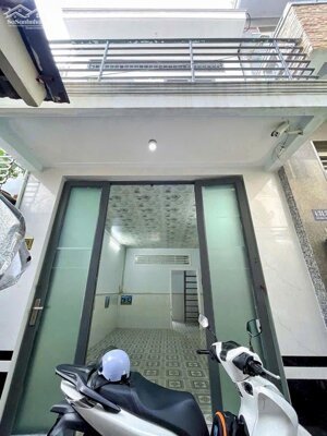 Nhà lầu rộng 3 phòng ngủ, gần siêu thị Vincom Hùng Vương