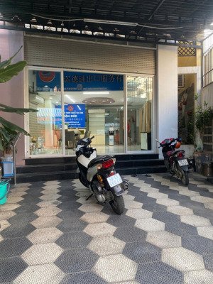 nhà lê trực, 5x17m 1trệt lững 4 lầu 5 phòng ngủ full nội thất có gara oto