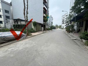cần bán gấp mảnh đất tái định cư ngọc thụy ngay gần công viên ngọc thụy đường thông ra hồng tiến