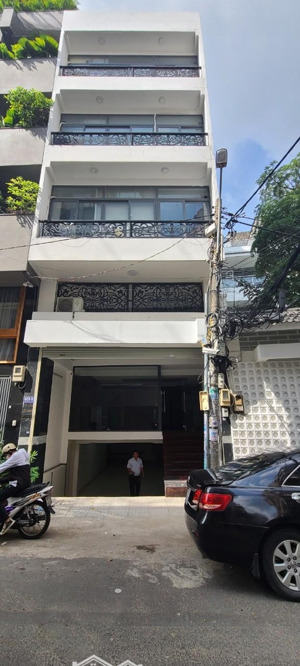 cho thuê tòa văn phòng mặt tiền bạch đằng, dt 5,5x20m hầm 5 lầu sàn suốt