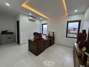bán villa triệu đô vip mặt sông rẻ nhất đà nẵng-dt 300m2 view sông xịn xò- có thang máy 4 tầng-11p