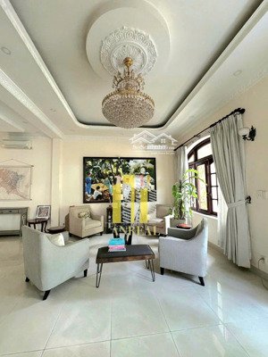 biệt thự sân vườn thảo điền khuôn viên 400m2 đầy đủ nội thất