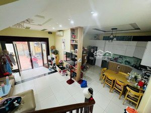 cho thuê nhà láng hạ thông đường láng 80m x 4 tầng có sân để xe thoải mái,thoáng trước sau giá 25tr