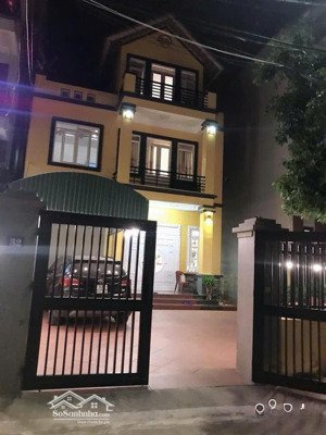 cho thuê nhà 3 tầng mặt đường hải quân, ngay cạnh ngã 3 giá 25tr có sân trước để ô tô