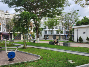 cần bán lô góc ngã tư đối diện công viên vcn phước long