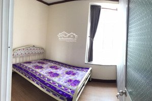 phòng rộng 10m2, có nội thất giá 2,4tr/th, còn duy nhất 1 phòng ở đường lê văn lương