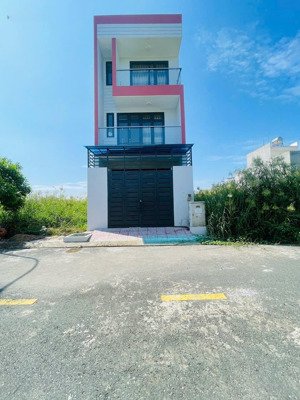 chủ kẹt tiền đầu tư làm ăn gửi bán gấp nhà hoàn thiện centana 3tầng sd241m2 giá 6.5 tỷ thương lượng