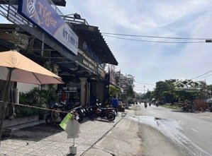 mặt tiền lã xuân oai. dt: (10x15)m=150m2, đoạn gần lê văn việt. sẵn nhà 2 tầng, đang cho thuê