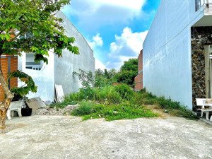 cần ra nhanh lô đất ngay cổng chào vào thị trấn thủ thừa , thổ cư 100%
