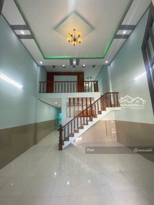 bán gấp nhà gác lửng sân xe ôtô gần trường mầm non tinh khôi, ngã 4 quang thắng