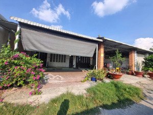 nhà đẹp giá rẻ, 6,5m mặt tiền nhựa, gần kcn. 1,35 tỷ