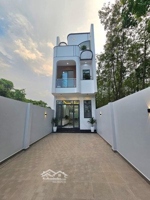 bán nhà mới xây 1 trệt 2 lầu có sân thượng mặt tiền dx082 định hòa nằm gần bệnh viện 1500 giường