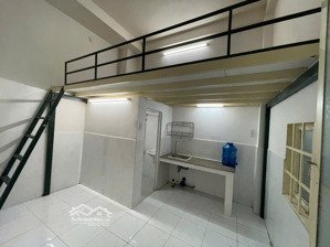 phòng có gác, ngay đh ngân hàng, spkt, kinh tế luật. sạch sẽ, an ninh. không chung chủ