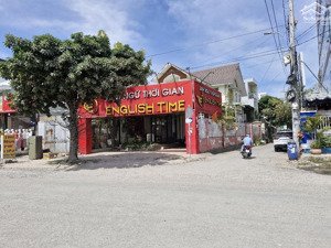 chị hàng xóm cần bán căn nhà mặt tiền đường kinh doanh, gần khu công nghệ cao, 180m2