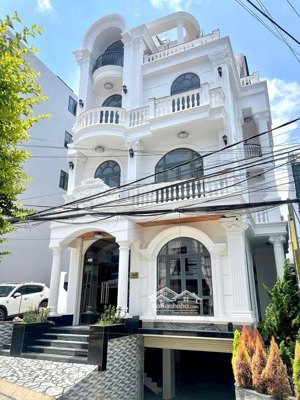 bán villa siêu đẹp vị trí trung tâm.cách đường chính phù đổng thiên vương 50m . .giá bán : 28 tỷ