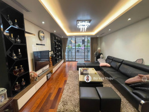 mặt phố cát dài vị trí đẹp, vỉa hè rộng hơn 5m, kinh doanh tốt
