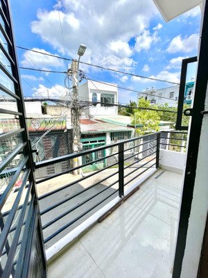 phòng ban công - nhà góc 2 mặt tiền