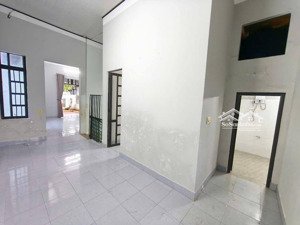 cho thuê nhà 4 tầng mặt tiền 10m đường y jut trung tâm tp.bmt