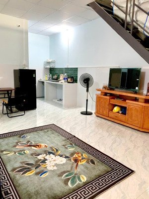 nhà phố 2 tầng 90m2 cho thuê full nội thất (máy lạnh, tivi, tủ lạnh, bếp, giường, sofa, bàn ghế..)