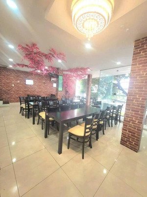 cho thuê nhà nguyên căn mặt tiền trung tâm nha trang. ngang 12m. giá ưu đãi chỉ 35tr/tháng