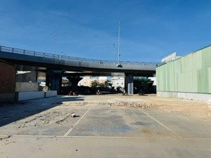 khách gửi cho thuê lô đất rộng mặt tiền đường 23/10 đoạn dưới chân cầu vượt cạnh vĩnh điềm trung