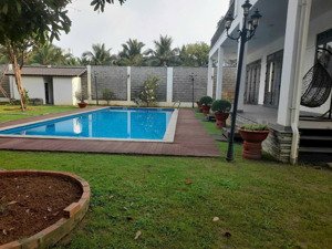 biệt thự nhị bình, hóc môn; nội thất cao cấp, hồ bơi, sân vườn, đường xe hơi, giá cực tốt