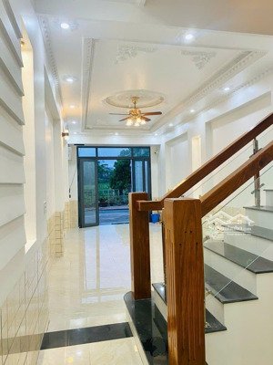bán nhà 2 lầu mới đẹp
- kdc cồn khương, ninh kiều _________- giá: 4 tỷ 500
-----------
- dt: 4 x 1