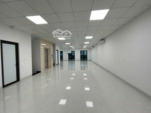 ngô gia tự - cho thuê mb văn phòng, dạy học - 190m2 - 15tr - thang máy - nhà mới 100%