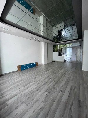 cho thuê nhà mặt đường 138 nguyễn trãi, giá thuê 70 triệu/tháng. liên hệ 0879444333
