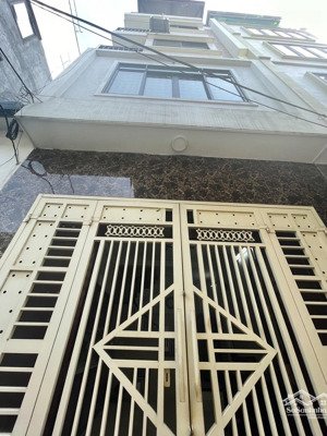 cho thuê nhà nguyên căn ngõ 266 nguyễn văn cừ, 34m2, 5 tầng gía 9.5tr tháng liên hệ 0983407604