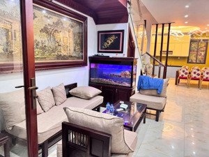 13 trieu-cho thuê nguyên căn phố hồng tiến - bồ đề - ô tô lùi cửa - 4pn - đủ nội thất-làm văn phòng