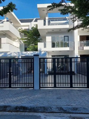 bán căn biệt thự liền kề khu dân cư la maison cần giờ. dt 260m2 1 trệt 2 lầu hoàn thiện cơ bản.