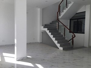 cho thuê nhà phố 5 tầng có thang máy giá 25 triệu/ tháng