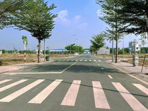 cần bán gấp 5 lô giá 2tỷ890/70m2 mt đường dt 746, tân uyên bình dương.ngay cổng chính kcn vsip 3