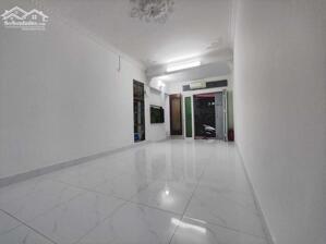 CHO THUÊ CĂN HỘ TẦNG 1 TẬP THỂ THÀNH CÔNG BA ĐÌNH, Ô TÔ ĐỖ CỬA, NHÀ ĐẸP, 2 MẶT NGÕ