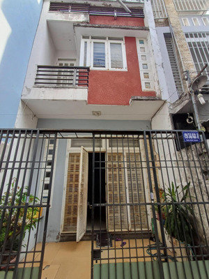 nhà cho thuê rộng rãi, riêng tư và yên tĩnh, phù hợp với gđ đông, nhóm bạn thân hoặc văn phòng