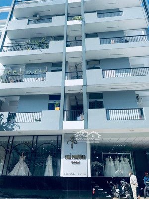 mặt bằng vỉa hè lớn, có hầm bảo vệ xe