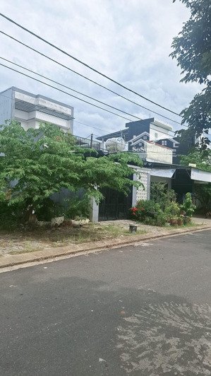 bán lô bàu mạc 20 hướng tây bắc.
diện tích 92,5m2 ngang 5m.
đường 5,5m vỉa hè 3m.