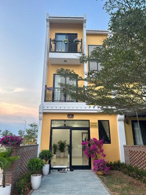 chính chủ cần bán nhà 3 tầng hội an - mặt sông view hồ bơi - cho thuê từ 25triệu/tháng.lh0901166677