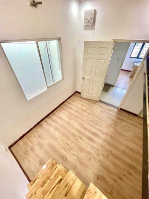 gác gỗ cao thoáng nhà góc 2 mặt tiền lê văn lương gần đại học